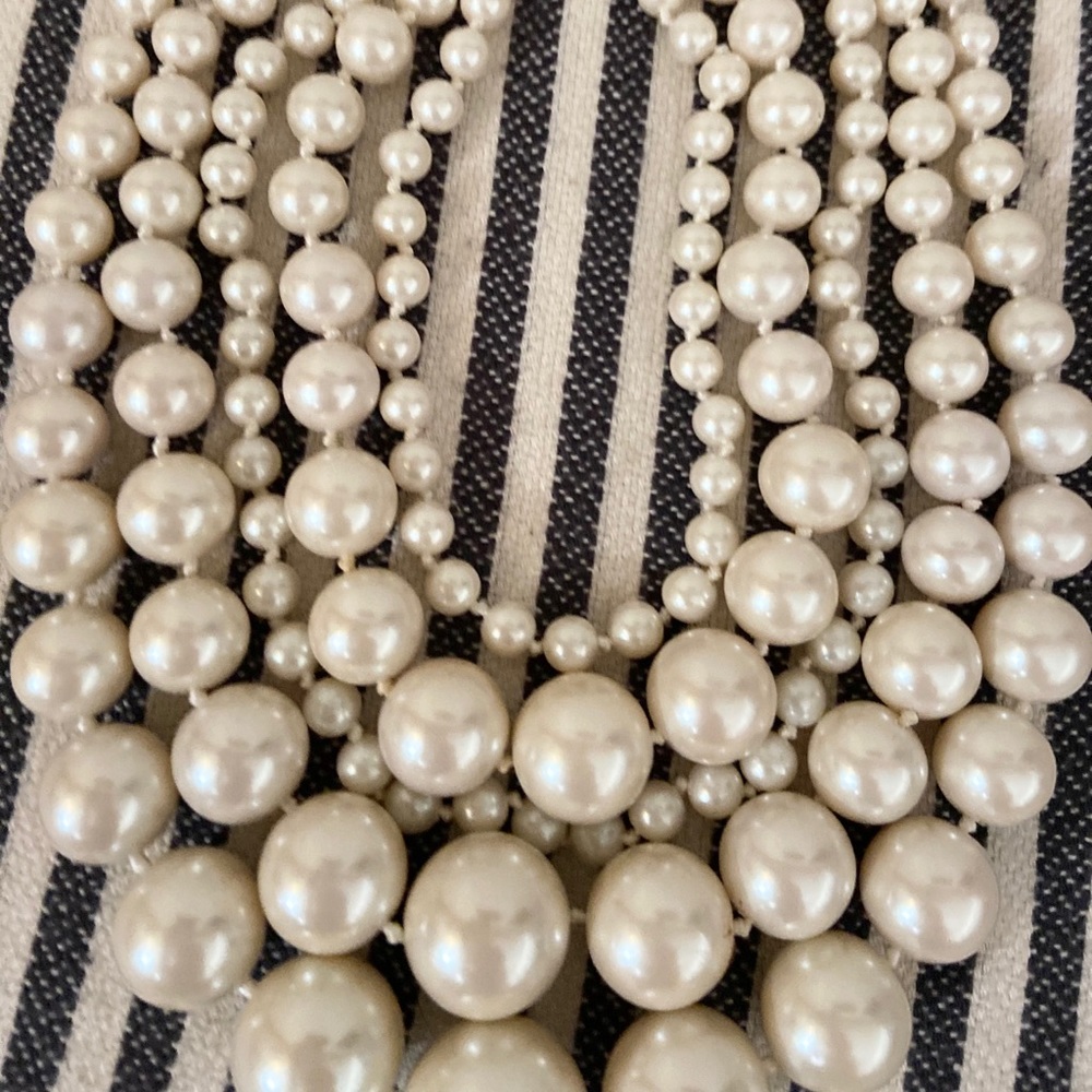 Chunky beautiful multi pearl choker, great shape